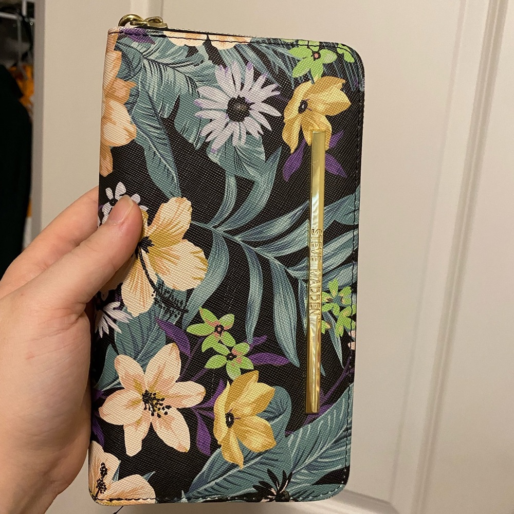 Steve Madden Wristlet